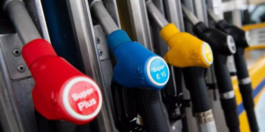 An der Tankstelle. Der Juni hat für Deutschlands Verbraucher etwas Entspannung beim Thema Inflation gebracht. Foto: Sven Hoppe/dpa