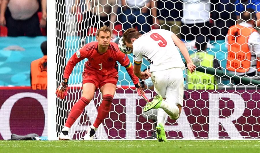 Manuel Neuer kassiert einen Treffer von Harry Kane.