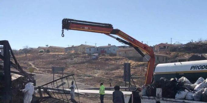 Arbeiter stehen in der Provinz Kwa-Zulu Natal neben den verkohlten Trümmern an einer Mautstelle, an der zuvor gewalttätige Demonstranten, die gegen die Haftstrafe von Ex-Präsident Zuma protestierten, mehrere Autos und Lastwagen in Brand gesteckt hatten. Foto: Ralf Krüger/dpa Arbeiter stehen in der Provinz Kwa-Zulu Natal neben den verkohlten Trümmern an einer Mautstelle, an der zuvor gewalttätige Demonstranten, die gegen die Haftstrafe von Ex-Präsident Zuma protestierten, mehrere Autos und Lastwagen in Brand gesteckt hatten. Foto: Ralf Krüger/dpa