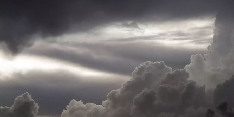 Neue Gewitter mit Starkniederschlägen sind angesagt: Schwarze Wolken über Thun. (Archivbild)