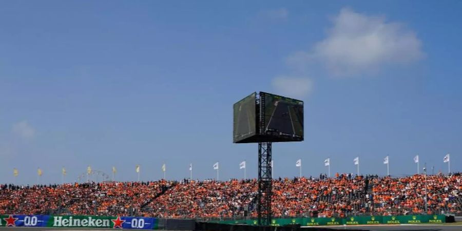 Die Panne von Lewis Hamilton führte zu Jubel bei den Verstappen-Fans. Foto: Hasan Bratic/dpa