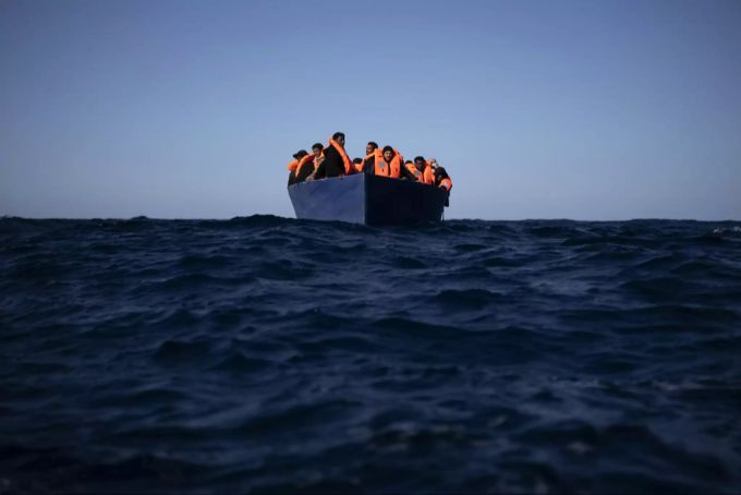Flüchtlinge in einem Boot auf dem Mittelmeer. (Archivbild) Flüchtlinge Mittelmeer