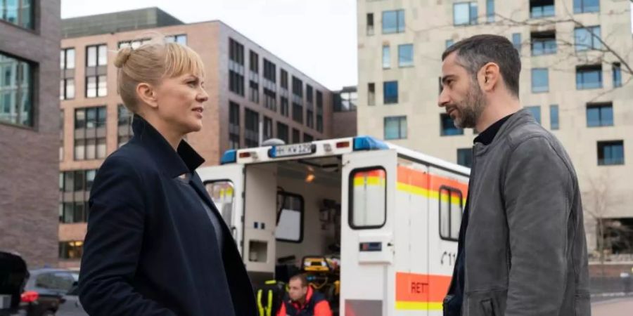 Helen Dorn (Anna Loos) und Tayfun Murat (Denis Moschitto) begegnen sich am Fundort der Leiche. Foto: Georges Pauly/ZDF/dpa