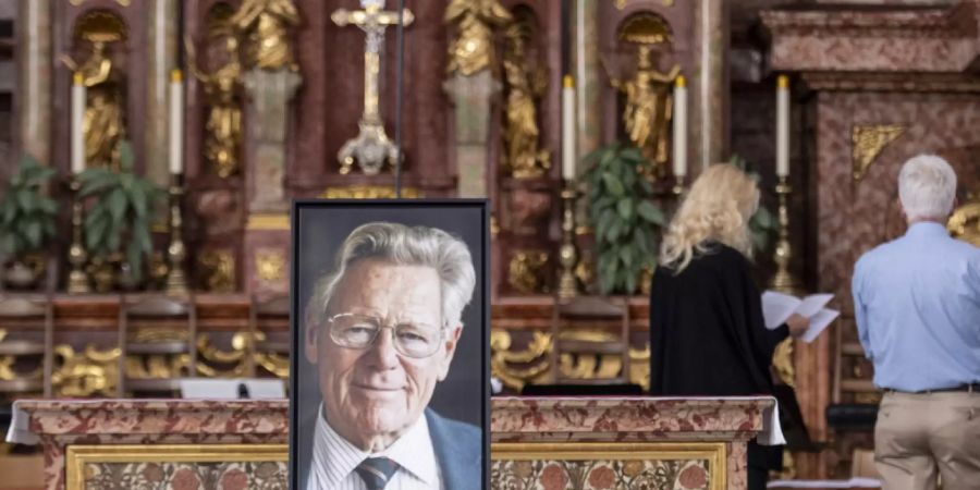Ein Bild des am 6. April 2021 verstorbenen Schweizer Theologen Hans Küng anlässlich dessen Gendenkfeier in der Jesuitenkirche am Freitag in Luzern.