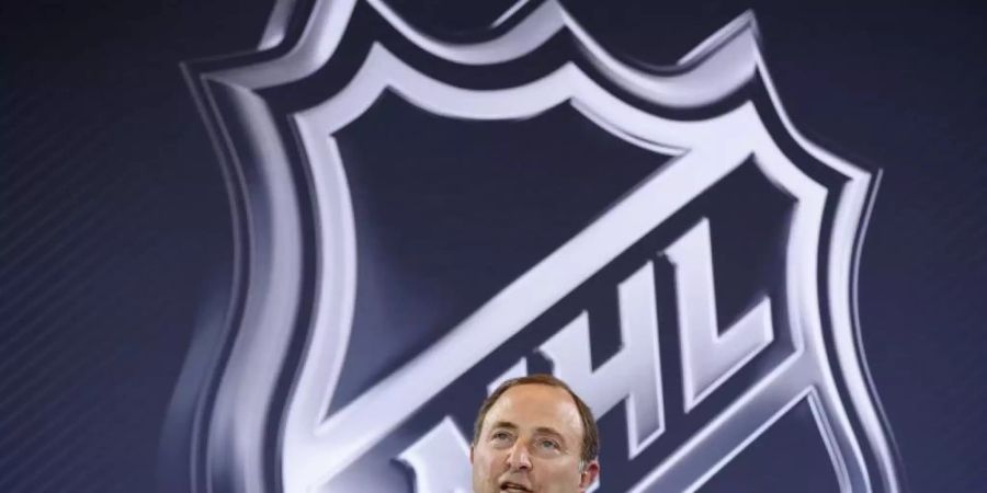Luke Prokop hat als erster NHL-Profi seine Homosexualität öffentlich gemacht - und bekam von Liga-Boss Gary Bettman (Bild) Zuspruch. Foto: John Locher/AP/dpa