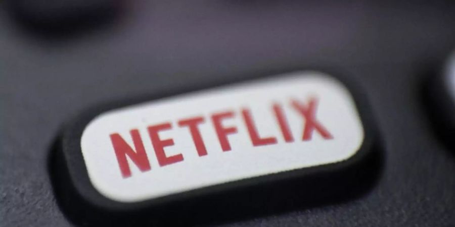 Das Logo von Netflix auf einer Fernbedienung. Foto: Jenny Kane/AP/dpa