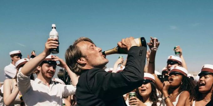 Martin (Mads Mikkelsen) will seine Krise mit Alkohol überwinden. Foto: Henrik Ohsten/Weltkino/dpa Martin (Mads Mikkelsen) will seine Krise mit Alkohol überwinden. Foto: Henrik Ohsten/Weltkino/dpa