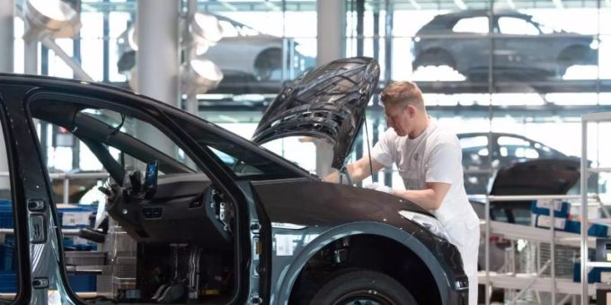 Ein Mitarbeiter von Volkswagen in der Gläsernen Manufaktur in Dresden. Foto: Sebastian Kahnert/dpa-Zentralbild/dpa Ein Mitarbeiter von Volkswagen in der Gläsernen Manufaktur in Dresden. Foto: Sebastian Kahnert/dpa-Zentralbild/dpa
