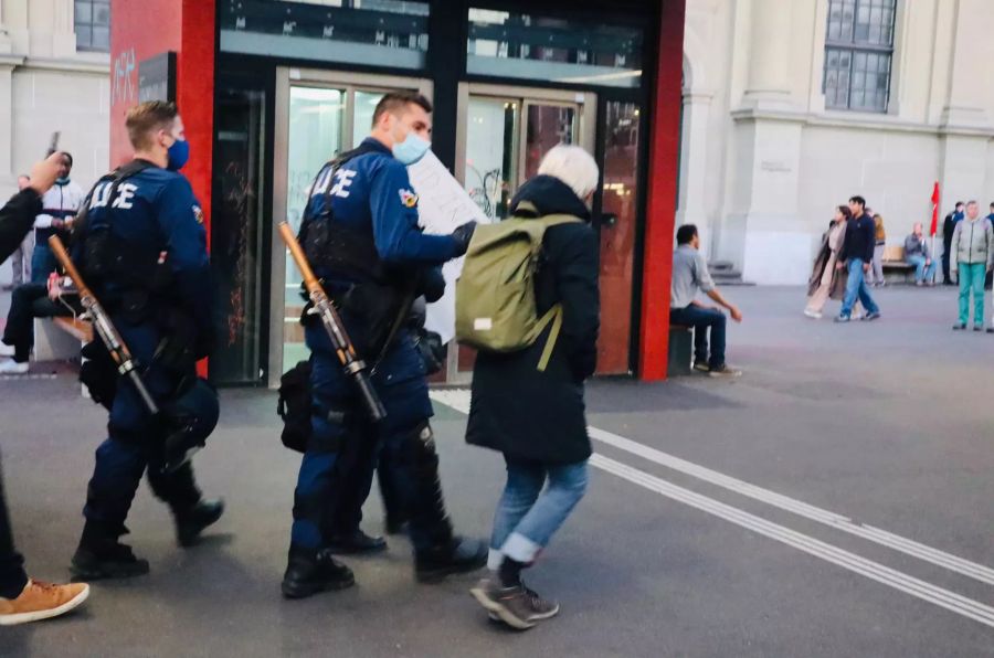 Die Polizei weist Demonstranten darauf hin, dass die Demo illegal ist.