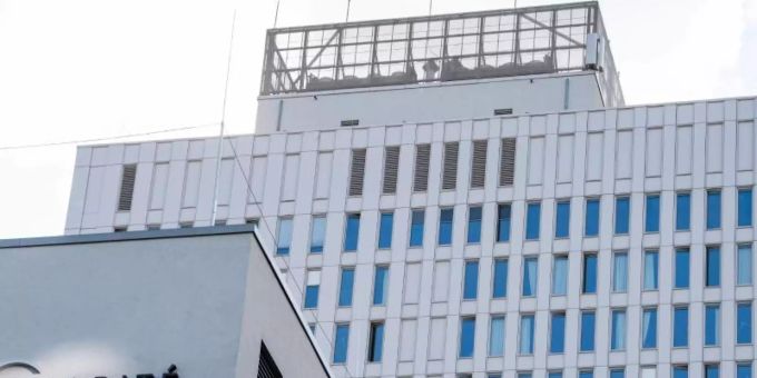 Der Schriftzug «Charité» ist am Gebäude der Zentralen Notaufnahme der Berliner Charité angebracht. Foto: Bernd von Jutrczenka/dpa Der Schriftzug «Charité» ist am Gebäude der Zentralen Notaufnahme der Berliner Charité angebracht. Foto: Bernd von Jutrczenka/dpa
