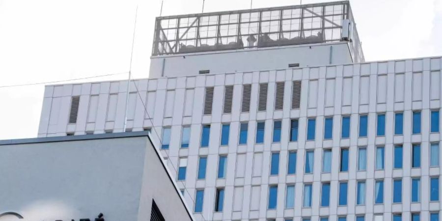 Der Schriftzug «Charité» ist am Gebäude der Zentralen Notaufnahme der Berliner Charité angebracht. Foto: Bernd von Jutrczenka/dpa