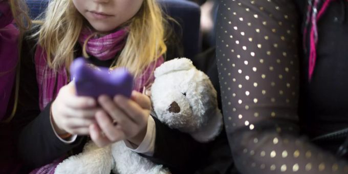 Eine 6-Jährige hat den Notruf gewählt, weil sie Polizistin werden will. (Symbolbild) Junges Mädchen Telefon
