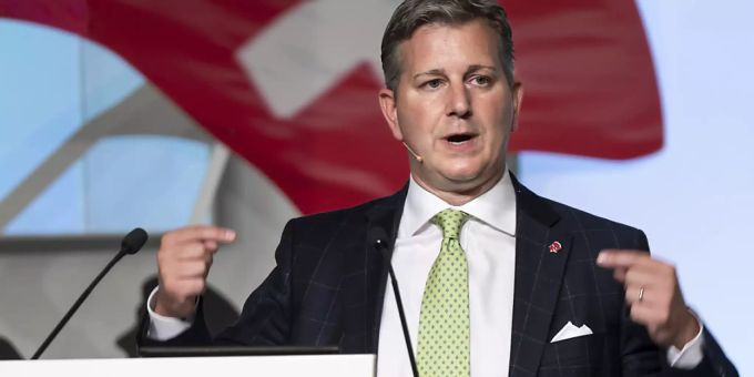 SVP-Parteipräsident Marco Chiesa hat an der Delegiertenversammlung am Samstag in Granges-Paccot (FR) die «linke Schmarotzerpolitik» stark kritisiert. SVP-Parteipräsident Marco Chiesa hat an der Delegiertenversammlung am Samstag in Granges-Paccot (FR) die «linke Schmarotzerpolitik» stark kritisiert.