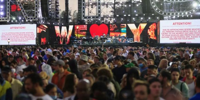 Menschen verlassen das Konzert im Central Park Menschen verlassen das Konzert im Central Park