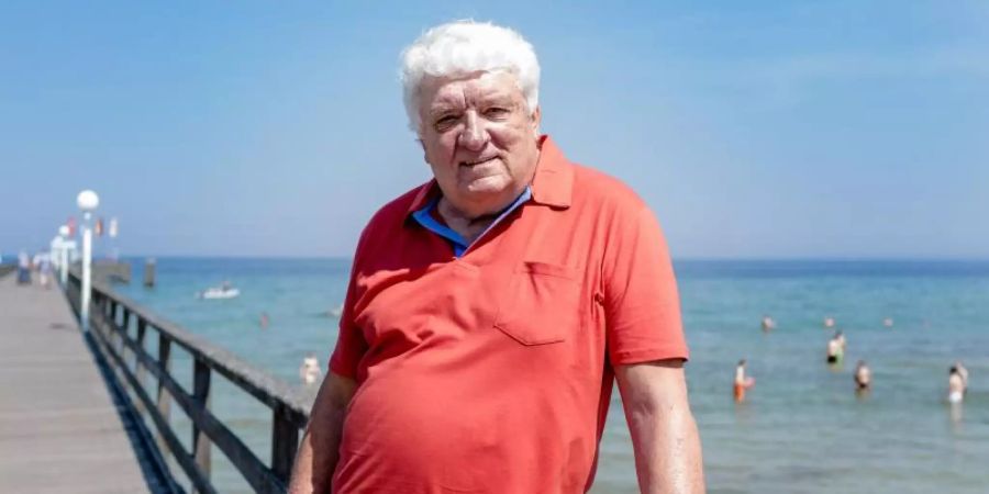 Hans Meiser auf der Seebrücke an der Ostsee: Der ehemalige Fernsehmoderator lebt jetzt da, wo andere Urlaub machen. Foto: Markus Scholz/dpa