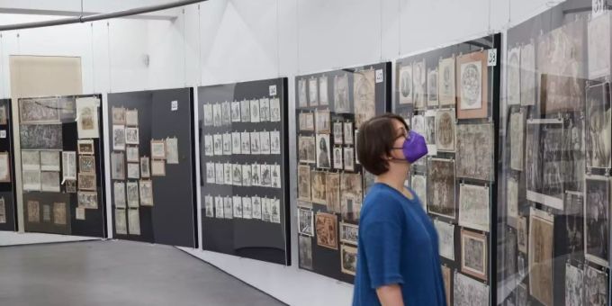 Eine Mitarbeiterin der Deichtorhallen Hamburg in der Ausstellung «Aby Warburg: Bilderatlas Mnemosyne. Das Original». Foto: Georg Wendt/dpa Eine Mitarbeiterin der Deichtorhallen Hamburg in der Ausstellung «Aby Warburg: Bilderatlas Mnemosyne. Das Original». Foto: Georg Wendt/dpa