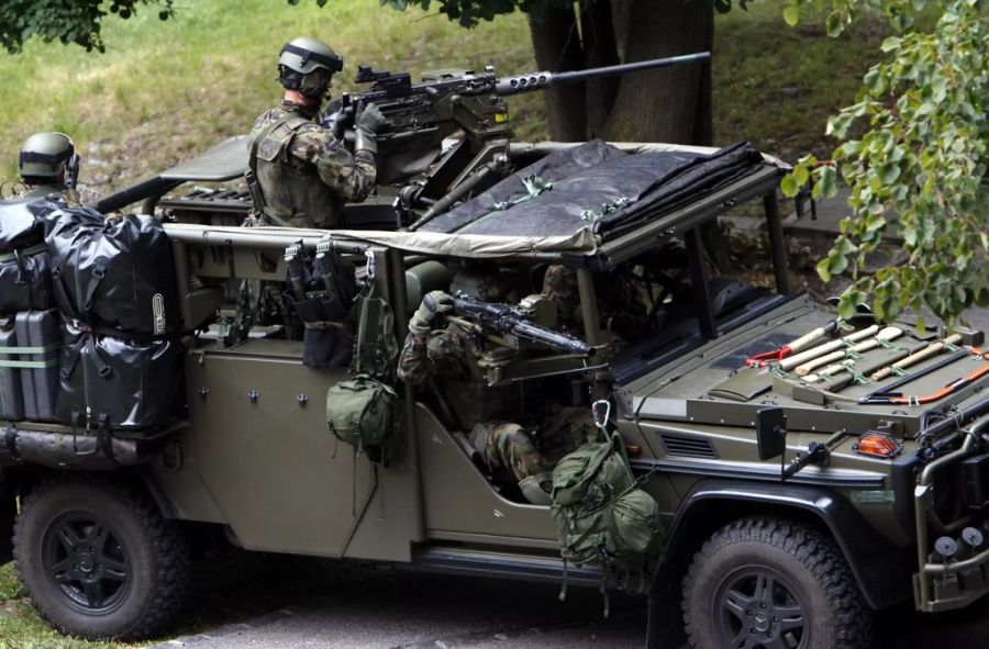 Das Aufklärungsdetachement AAD 10 der Schweizer Armee präsentiert sich am Donnerstag, 16. August 2007 während einer Übung auf dem Grenadier-Waffenplatz von Isone erstmals den Medien.