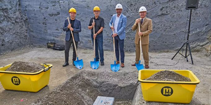 Gemeindepräsident Hanspeter Ryser, André Schmassmann, Leiter Gemeindeverwaltung, Gemeinderat Urs Hänggi sowie Stephan Möhring, Architekturbüro BGM, bei der Grundsteinlegung am 27. August 2021 (v. r.).