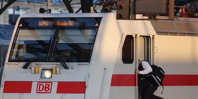 Die Gewerkschaft Deutscher Lokomotivführer (GDL) ruft zu einer dritten Streikwelle auf. Foto: Oliver Berg/dpa Die Gewerkschaft Deutscher Lokomotivführer (GDL) ruft zu einer dritten Streikwelle auf. Foto: Oliver Berg/dpa