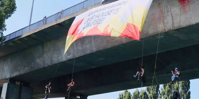 «Rise up for Change» - Klimaaktivisten seilen sich von Berner Brücke ab