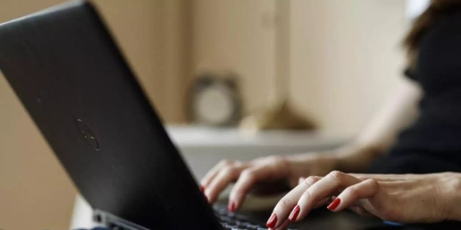 Eine Frau arbeitet zu Hause an ihrem Laptop. Foto: Roni Rekomaa/Lehtikuva/dpa