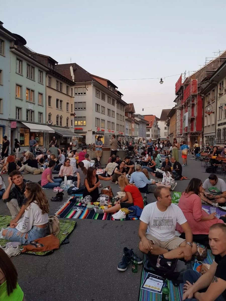 Die Menschen setzten sich auf den Boden und konsumierten die mitgebrachten Lebensmittel.