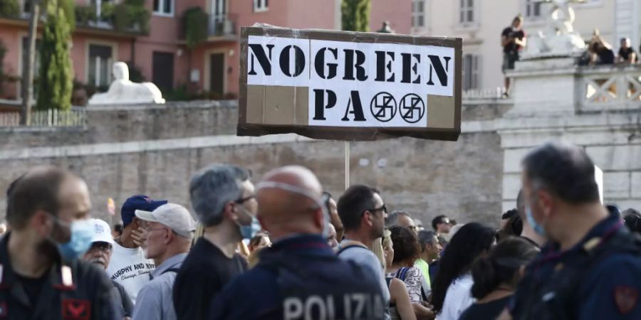 Demonstranten und Mitglieder der rechtsextremen Organisation Forza Nuova protestieren in Rom gegen Corona-Regeln. Foto: Cecilia Fabiano/LaPresse via ZUMA Press/dpa