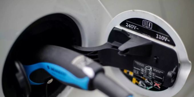 Elektroauto beim Laden. Elektroauto