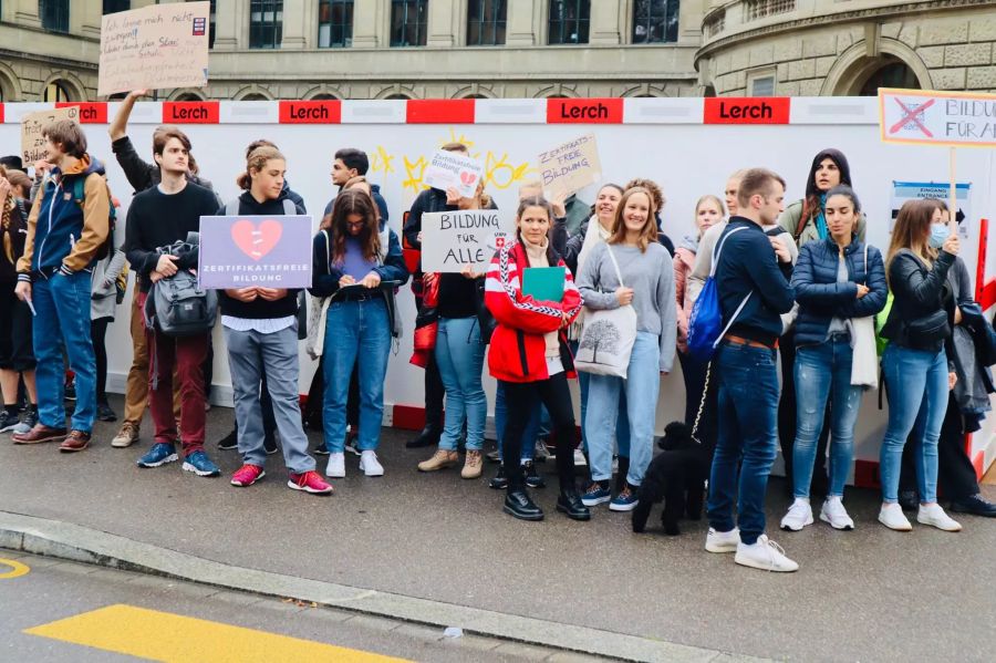 Die Studis stehen in einer Reihe vor dem Hauptgebäude der Uni Zürich.