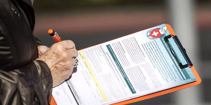 Unterschriftensammlerinnen und -sammler für Initiativen und Referenden dürfen auch künftig bezahlt werden. Der Nationalrat ist gegen ein Verbot. (Themenbild) Unterschriftensammlerinnen und -sammler für Initiativen und Referenden dürfen auch künftig bezahlt werden. Der Nationalrat ist gegen ein Verbot. (Themenbild)