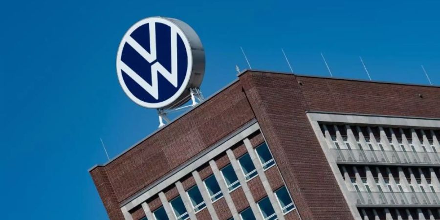Das Logo von Volkswagen ist auf dem Dach des Markenhochhauses auf dem Werksgelände zu sehen. Foto: Swen Pförtner/dpa