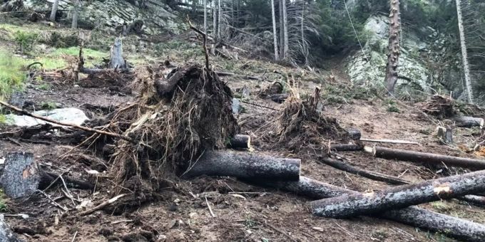Die Rega-Crew versorgte den mittelschwer Verletzten. Kantonspolizei Graubünden
