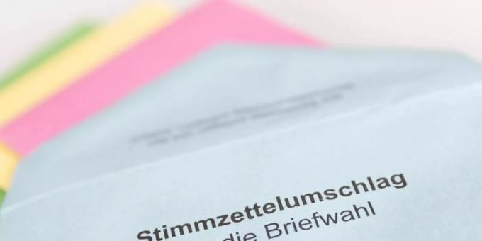 Verschiedene Stimmzettel stecken in einem Stimmzettelumschlag für die Briefwahl. Foto: Friso Gentsch/dpa Verschiedene Stimmzettel stecken in einem Stimmzettelumschlag für die Briefwahl. Foto: Friso Gentsch/dpa