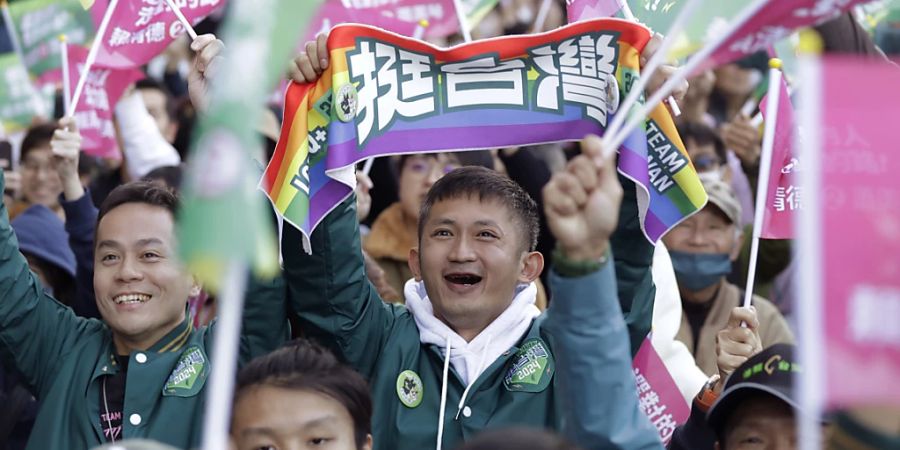 dpatopbilder - Anhänger des Präsidentschaftskandidaten der Demokratischen Fortschrittspartei, Lai Ching-te, jubeln über die Wahlergebnisse. Foto: ChiangYing-ying/AP