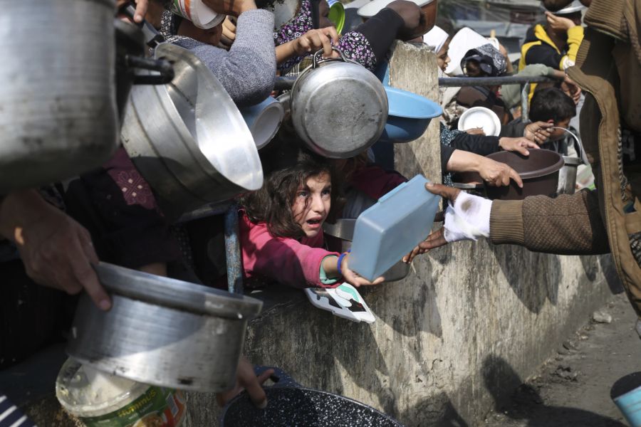 Palästinenser stellen sich an für kostenloses Essen während der laufenden israelischen Luft- und Bodenoffensive im Gazastreifen, in Rafah, am Dienstag, 9. Januar 2024.