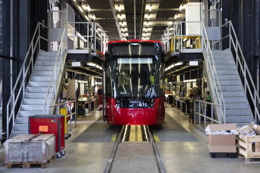 Bernmobil verschickt elf Trams des Modells «Vevey» nach Lwiw. Es handle sich dabei um die ersten Niederflur-Trams, die in der Schweiz gebaut wurden.