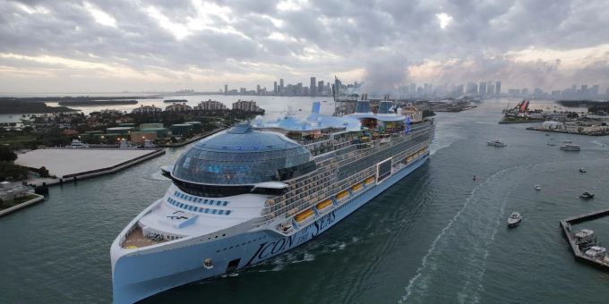 Die Icon of the Seas, das grösste Kreuzfahrtschiff der Welt, verlässt den Hafen von Miami zu seiner ersten öffentlichen Kreuzfahrt, vorbei an Fisher Island und Miami Beach. Icon of the seas