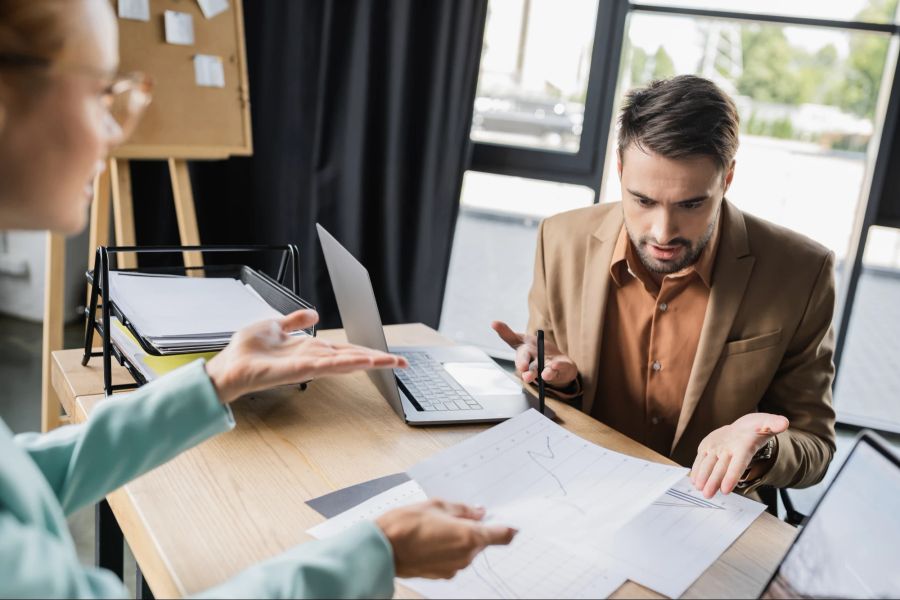 Überforderter Mann im Büro