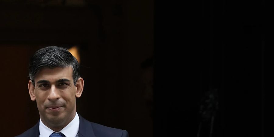 Rishi Sunak, Premierminister von Grossbritannien, verlässt 10 Downing Street in London. Foto: Frank Augstein/AP/dpa