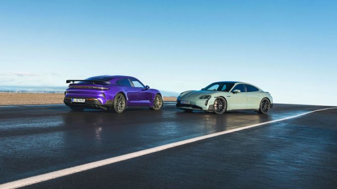 Etwas weniger puristisch, dafür genauso kraftvoll: Der reguläre Porsche Taycan Turbo GT Porsche Taycan Turbo GT