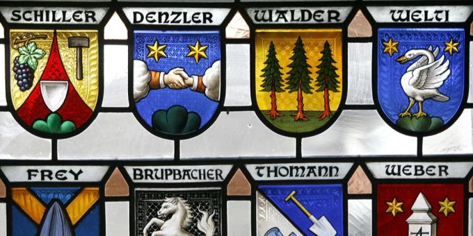 Wappen der Geschlechter Schiller, Denzler, Walder, Welti, Frey, Brupacher, Thomann und Weber zieren die Scheiben im Zunfthaus zur Waag in Zürich. Wappen Nachnamen Weber Zunfthaus