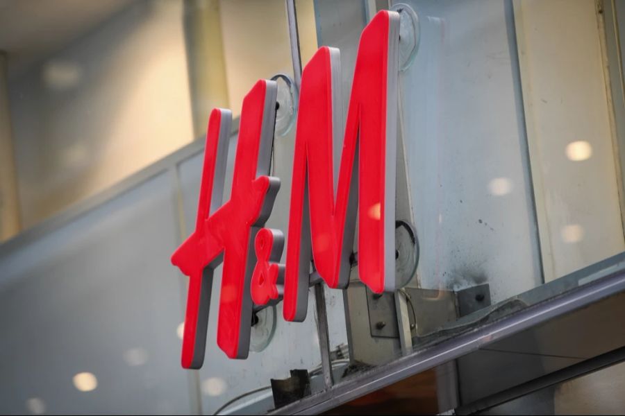 Einige User fordern von H&M eine Erklärung für das unangemessene Debakel.