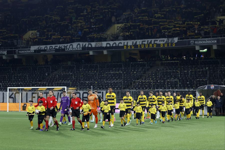 Die Berner Ostkurve blieb beim Heimspiel gegen GC geschlossen. Einige Fans halten sich offenbar nicht daran, sie tauchen später im Oberrang auf.