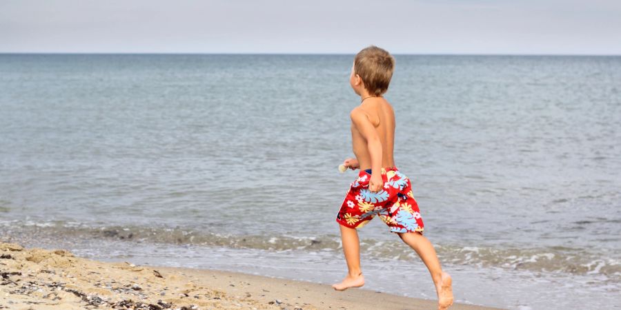 Kind am Strand