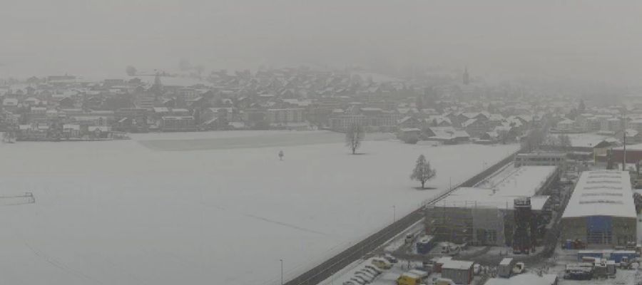 In der Gemeinde Ruswil LU (634 Meter über Meer) lag am Mittwochmorgen eine dünne Schneeschicht.