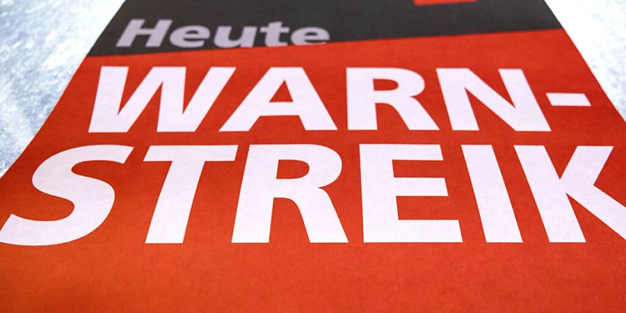 Die Gewerkschaft Verdi hat die eigentlich auf Frankfurt und Hamburg beschränkten Warnstreiks der Luftsicherheitskräfte ausgedehnt. Ohne Vorwarnung gingen am Mittwochabend Beschäftigte an den Personal- und Warenkontrollen am Flughafen Köln/Bonn in den Ausstand. (Archivbild)
