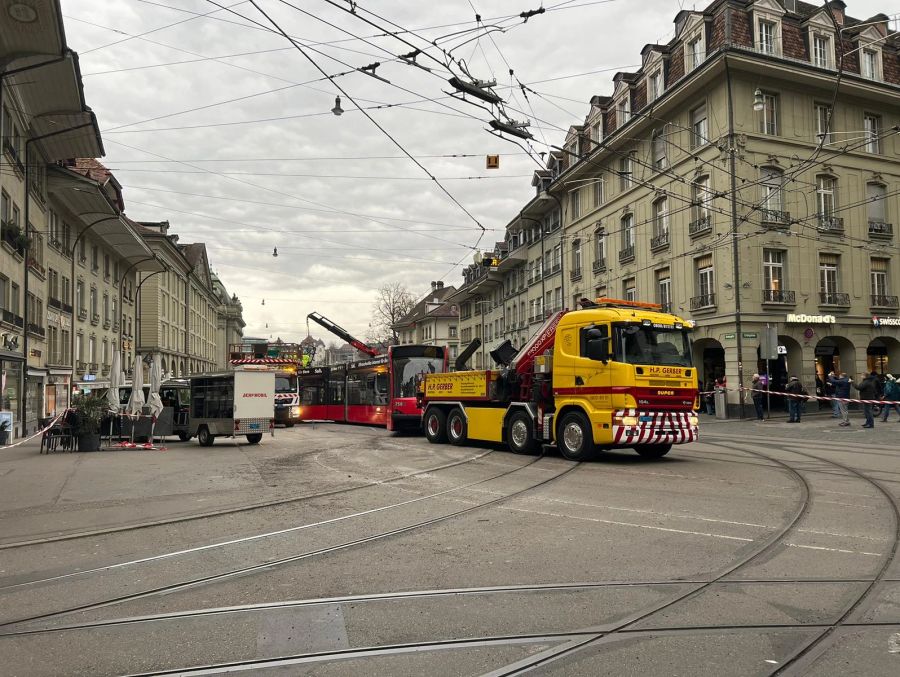 Hier wird das Tram abtransportiert.