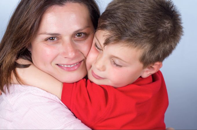 Eine liebevolle Beziehung ist selbstverständlich auch zwischen einer Stiefmutter und dem Kind des neuen Partners möglich. Stiefmutter, Kind, Beziehung
