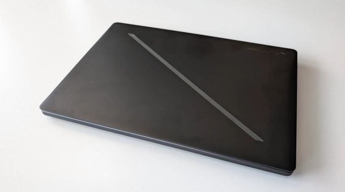 Ein Leuchtstreifen ziert die Rückseite des Asus ROG Zephyrus G14. Asus ROG Zephyrus G14