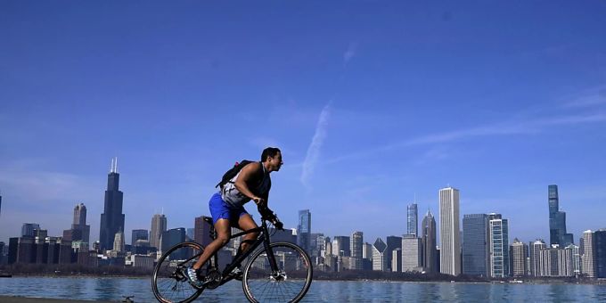 Ein Radfahrer radelt bei ungewöhnlich warmen Temperaturen durch Chicago. (Archivbild) Ein Radfahrer radelt bei ungewöhnlich warmen Temperaturen durch Chicago. (Archivbild)